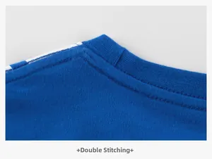 Détail du col d'un t-shirt bleu en coton avec couture double aiguille de qualité