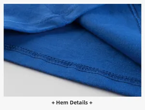 Vue macro détaillée de l'ourlet à double couture sur un T-shirt en coton bleu enfant