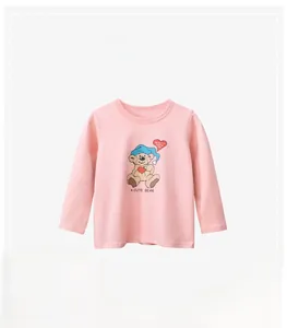 Vue détaillée d'un t-shirt rose en coton avec motif d'ours mignon et col rond classique