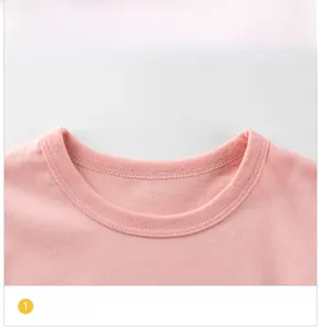 Gros plan d'un t-shirt rose à col rond montrant la finition durable du col en maille côtelée