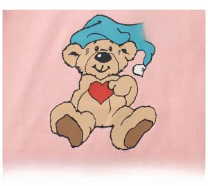 Détail de l'imprimé ours en peluche avec un cœur rouge sur tissu en coton rose