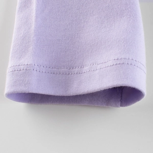 Primer plano de los leggings de punto lavanda para niñas con costuras de doble aguja