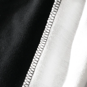 Détail de couture sur un short en coton noir et blanc avec finition de haute qualité