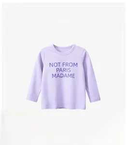 Dettaglio della t-shirt in cotone lavanda con scritta viola NOT FROM PARIS MADAME