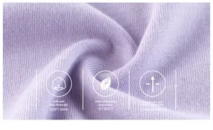 Vista macro del tessuto a coste viola chiaro con icone di sicurezza di classe A