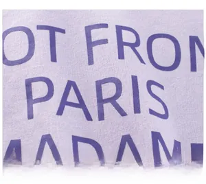 Dettaglio del tessuto in maglia lavanda con stampa viola NOT FROM PARIS MADAME
