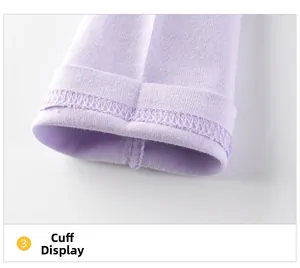 Dettaglio del polsino in maglia viola chiaro con finiture precise a doppia cucitura