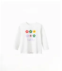 Détail d'un t-shirt blanc en coton à manches longues pour enfant avec imprimé floral lucky