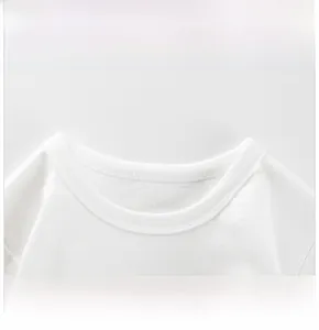 Gros plan d'un t-shirt en coton blanc avec col rond résistant et finitions à double couture