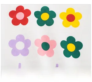 Gros plan détaillé de l'imprimé floral à six couleurs sur le t-shirt en coton blanc pour filles