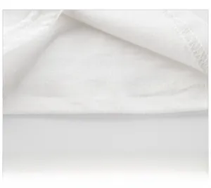 Gros plan sur l'ourlet à double couture et le tissu en coton blanc d'un t-shirt enfant
