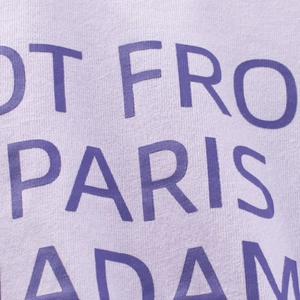 T-shirt a maniche lunghe in maglia lavanda con stampa del testo viola 'NOT FROM PARIS'