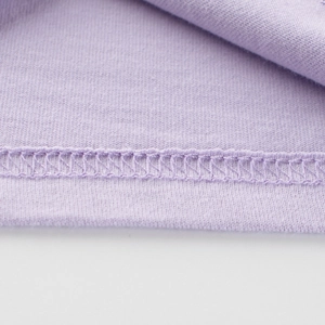 Dettaglio del tessuto a maglia lavanda con cuciture fini e orlo overlock per t-shirt bambina