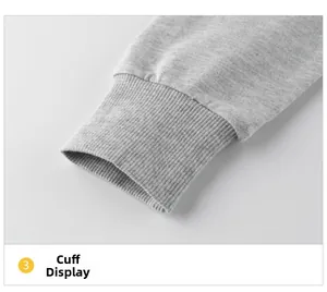 Gros plan détaillé des poignets en maille côtelée sur un cardigan gris pour fillettes