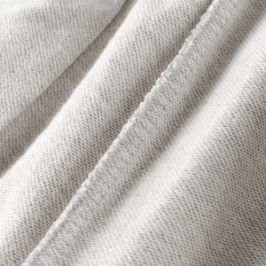 Gros plan sur un tissu en maille gris chiné pour pantalon de sport enfant automne