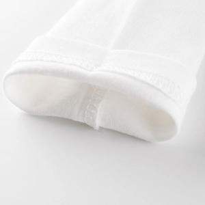 Gros plan des poignets en coton blanc avec des coutures plates détaillées et texture fine