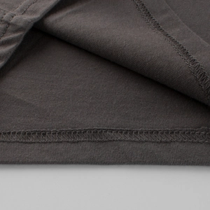 Détail d'un t-shirt à manches longues gris foncé avec couture overlock de qualité
