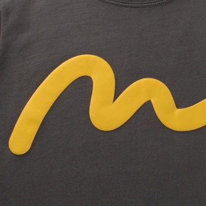 Gros plan d'un t-shirt en coton gris foncé pour garçon avec grand imprimé graphique jaune