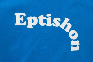 Gros plan de l'imprimé blanc Eptishon sur le tissu en coton bleu du t-shirt manches longues