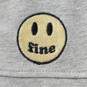 Gilet zippé enfant gris avec broderie emoji jaune et détails de texte stylés