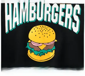 Dettaglio macro della grafica hamburger retrò e lettere su felpa nera