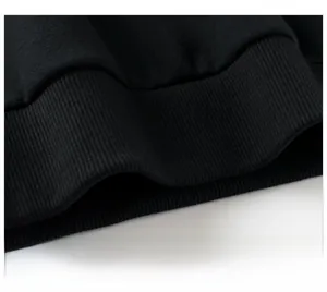 Dettaglio dell'orlo elastico a coste su una felpa nera per bambini con trama di qualità