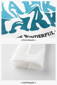 Détail de l'imprimé bleu et des coutures aux poignets sur le tee-shirt blanc enfant
