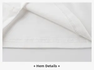Gros plan de l'ourlet renforcé par double couture d'un T-shirt blanc en coton pour garçons