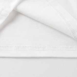 T-shirt manches longues blanc pour enfants montrant les détails de couture d'ourlet