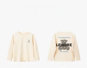 Détails avant et arrière du t-shirt manches longues en coton crème avec motif ours