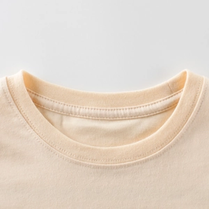 T-shirt en coton beige pour enfants avec un col rond côtelé de haute qualité