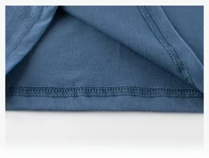 Détail de l'ourlet à double surpiqûre renforcée sur ce t-shirt manches longues bleu foncé
