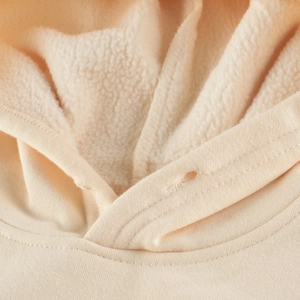 Sweat à capuche beige doublé de polaire pour fille avec finitions de couture précises