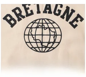 Gros plan de l'imprimé BRETAGNE sur un sweat à capuche en polaire beige pour enfants