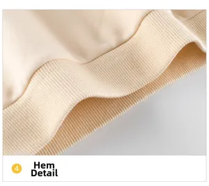 Gros plan détaillé de l'ourlet côtelé d'un sweat à capuche molletonné blanc cassé