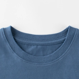 Détail du col rond classique du t-shirt manches longues en coton bleu marine pour garçons