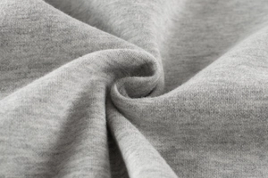 Gros plan sur le tissu gris chiné montrant la texture douce du sweat à capuche pour enfant