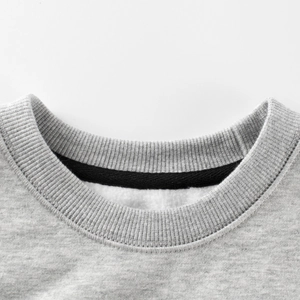 Primer plano de sudadera gris para niños con cuello acanalado y cálido forro polar