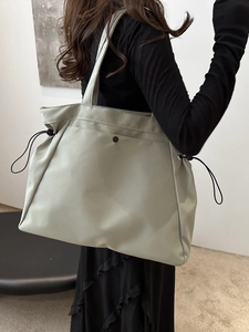 Grand sac cabas vert clair avec détails de cordon et tissu en nylon au fini satiné
