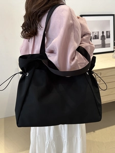 Grand sac fourre-tout noir à cordon pour femme avec grande capacité et bandoulière large