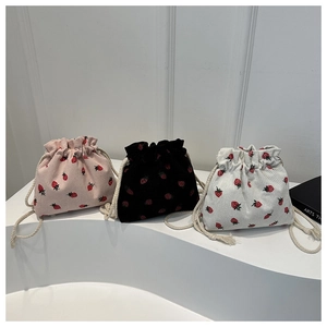 Trois sacs seaux en velours côtelé à imprimé fraise en rose, noir et beige