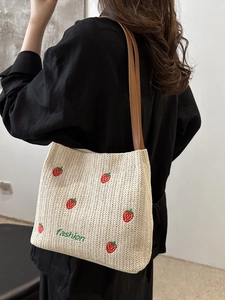 Borsa da spiaggia in paglia con ricamo a fragola e manici in ecopelle marrone chic
