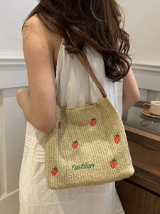 Borsa a spalla in paglia con ricamo a fragola rossa e dettaglio scritta fashion verde