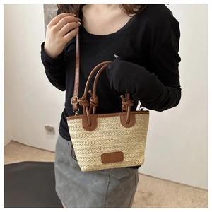 Detailansicht der Stroh-Tote-Bag mit braunem PU-Lederbesatz und geknoteten Tragegriffen