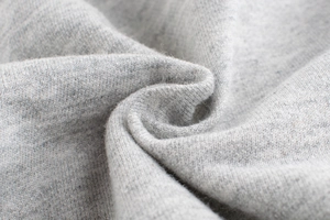 Gros plan sur la texture du tricot gris montrant un mélange de coton doux de qualité