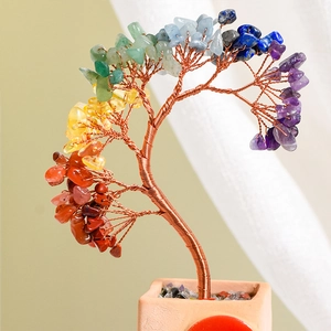 Arbre de cristal artisanal avec socle en cœur et feuilles en pierres colorées décoratives