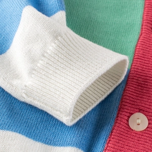 Kleurrijk gebreid regenboogvest voor meisjes met geribbelde manchetten en witte knoop