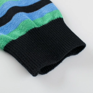 Kinder Strickpullover mit blau-grün-schwarzen Wellenstreifen und Rippbündchen