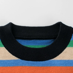Bunter gestreifter Kinder-Strickpullover mit geripptem Rundhalsausschnitt für Herbst