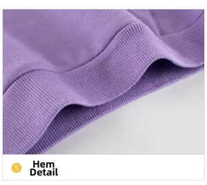 Dettaglio dell'orlo in maglia a coste viola chiaro di una felpa con cappuccio in pile bambina